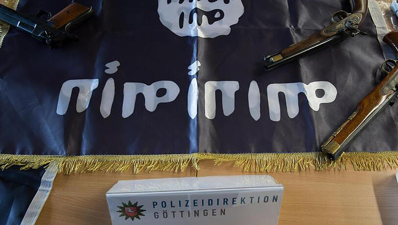 Beschlagnahmte Waffen und eine IS-Flagge: Fundstücke aus der Göttinger Salafistenszene. Beschlagnahmte Waffen und eine IS-Flagge: Fundstücke aus der Göttinger Salafistenszene.