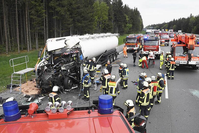 Schlimmer Unfall auf der A8: Ein Sattelzug rast in eine Kolonne und schleudert zwei Autos dutzende Meter weg. Die Bilder vom Einsatz.