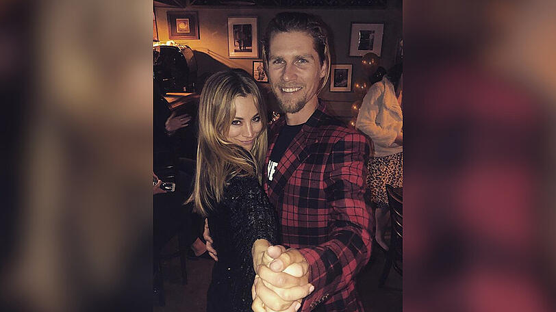 Kaley Cuoco und Karl Cook tanzen auf der Geburtstagsparty von Cuocos Vater