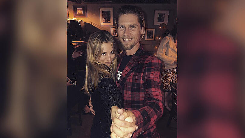 Kaley Cuoco und Karl Cook tanzen auf der Geburtstagsparty von Cuocos Vater Kaley Cuoco und Karl Cook tanzen auf der Geburtstagsparty von Cuocos Vater