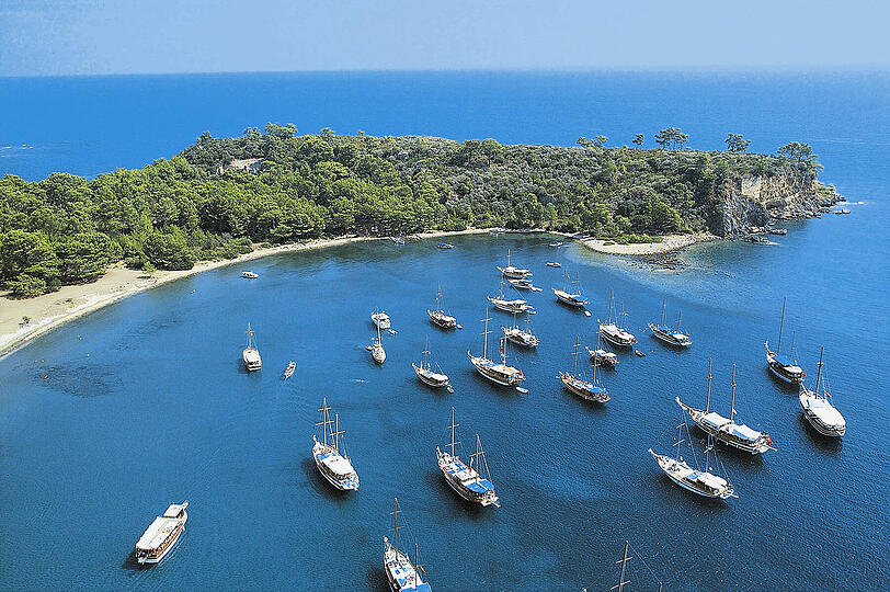 Kemer: Segelboote ankern in der wunderschönen Bucht von Kemer.