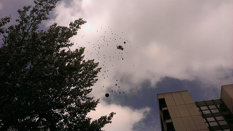 Bilder vom Prozess-Auftakt: Schwarze Luftballons steigen in den Münchner Himmel.