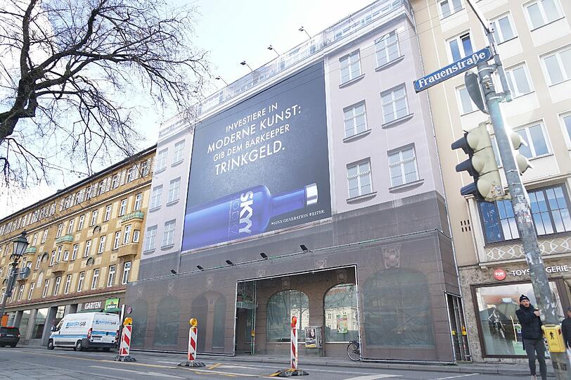 Die alte Fassade ist bereits hinter einem Gerüst versteckt.