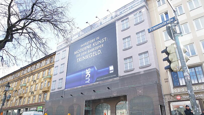 Die alte Fassade ist bereits hinter einem Gerüst versteckt. Die alte Fassade ist bereits hinter einem Gerüst versteckt.