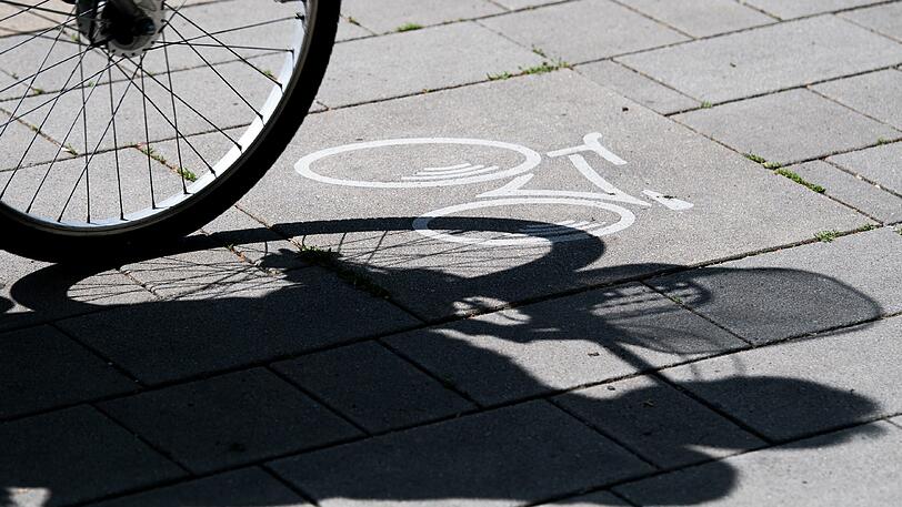Der Räuber überholte sein Opfer zunächst auf dem Radweg. (Symbolbild)