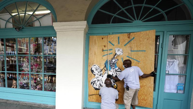 Arbeiter vernageln in Vorbereitung auf Sturm "Marco" die Scheiben eines Geschäfts in New Orleans. Arbeiter vernageln in Vorbereitung auf Sturm "Marco" die Scheiben eines Geschäfts in New Orleans.