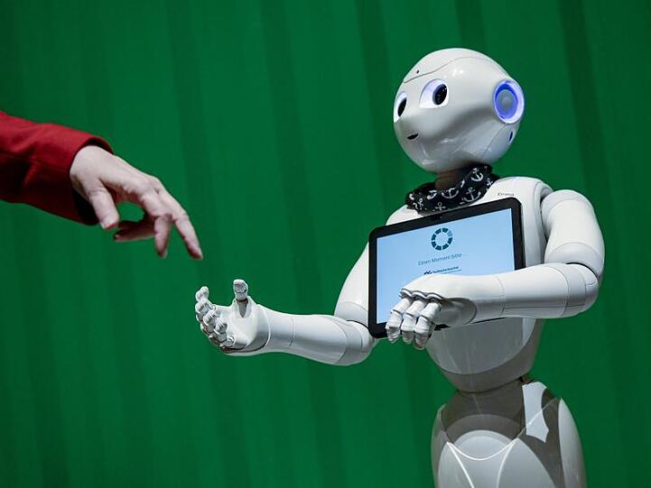 Keine Angst vorm intelligenten Roboter - unter Umständen können Unternehmen mit KI-Anwendungen gut Geld verdienen.
