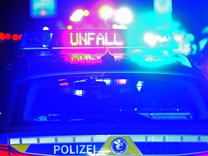 Während einer Unfallaufnahme spiegeln sich das Blaulicht und der Schriftzug "Unfall" auf dem Dach eines Streifenwagens. Foto: Stefan Puchner/dpa/Symbolbild