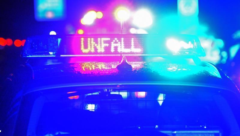 Während einer Unfallaufnahme spiegeln sich das Blaulicht und der Schriftzug "Unfall" auf dem Dach eines Streifenwagens. Foto: Stefan Puchner/dpa/Symbolbild Während einer Unfallaufnahme spiegeln sich das Blaulicht und der Schriftzug "Unfall" auf dem Dach eines Streifenwagens. Foto: Stefan Puchner/dpa/Symbolbild