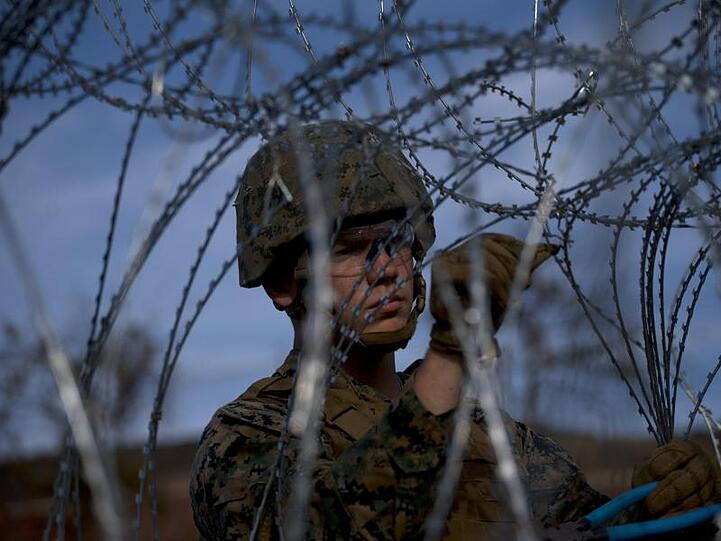 Ein Soldat installiert am Grenzübergang San Ysidro Stacheldraht (NATO-Draht).