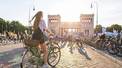 Kommt zur IAA im September 2021 auch eine Radlnacht? Wenn es nach der SPD/Volt-Fraktion geht, soll dafür der Mittlere Ring - wie hier der Königsplatz - gesperrt werden.