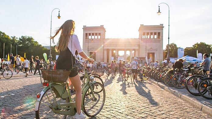 Kommt zur IAA im September 2021 auch eine Radlnacht? Wenn es nach der SPD/Volt-Fraktion geht, soll dafür der Mittlere Ring - wie hier der Königsplatz - gesperrt werden.
