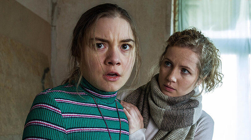 "Tatort: Parasomnia": Leonie Winkler (Cornelia Gröschel) tröstet Talia (Hannah Schiller), die vor Angst erstarrt ist