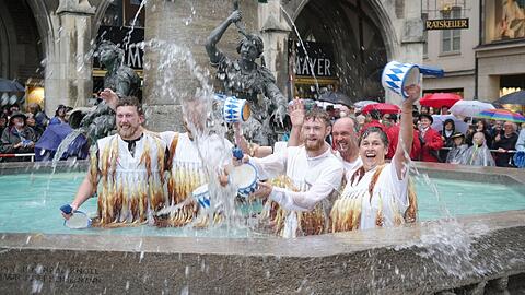 Der Metzgersprung ist Tradition in München.