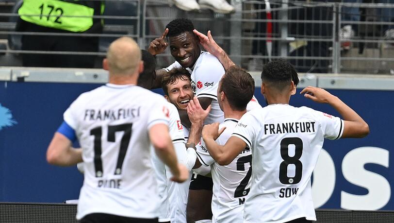 Die Spieler von Eintracht Frankfurt feiern den Sieg gegen den 1. FSV Mainz 05.