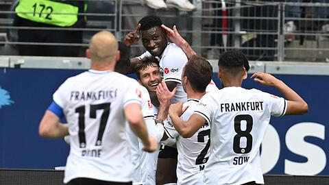 Die Spieler von Eintracht Frankfurt feiern den Sieg gegen den 1. FSV Mainz 05.