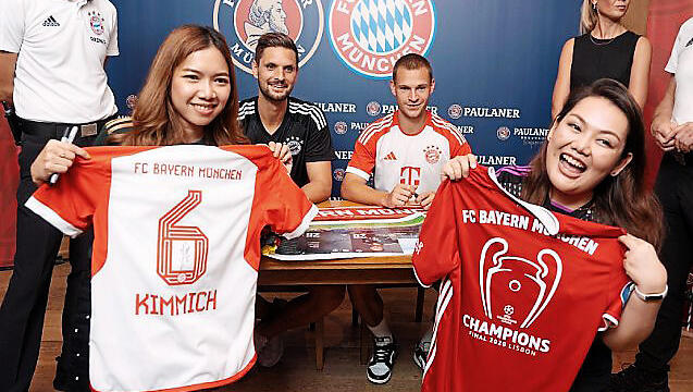 Fannähe in Singapur: Sven Ulreich und Joshua Kimmich (r.). Fannähe in Singapur: Sven Ulreich und Joshua Kimmich (r.).