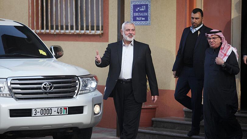 Ismail Hanijeh (l), der Chef der Hamas, geht mit dem Botschafter Katars für die Palästinensischen Autonomiegebiete, Mohammed al-Amadi (r), aus dem Haus.