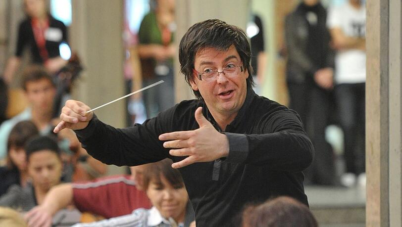 Sebastian Weigle 2010 bei einer Probe mit dem Sinfonieorchester des Festivals junger Künstler in Bayreuth. Sebastian Weigle 2010 bei einer Probe mit dem Sinfonieorchester des Festivals junger Künstler in Bayreuth.