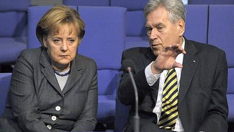 Reicht das, was sie machen? Angela Merkel und ihr Wirtschafsminister Michael Glos im Bundestag.