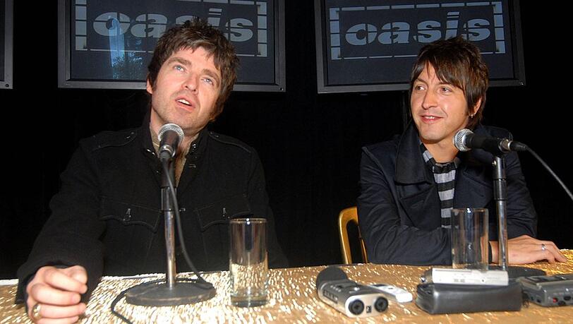 Gem Archer (r.) ersetzte 1999 Bonehead bei Oasis und spielte bis zur Trennung 2009 in Liam und Noel Gallaghers (l.) Band.