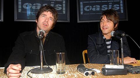 Gem Archer (r.) ersetzte 1999 Bonehead bei Oasis und spielte bis zur Trennung 2009 in Liam und Noel Gallaghers (l.) Band.