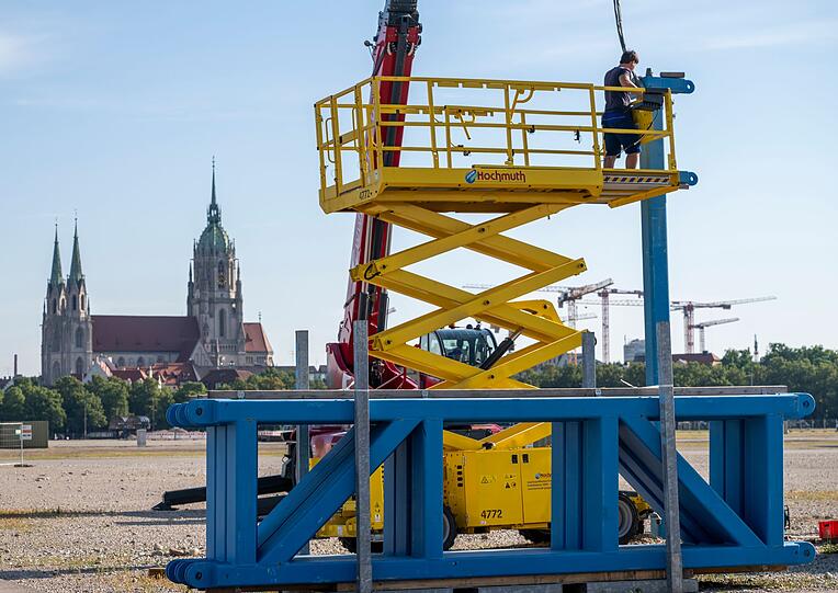 F&uuml;r die Besch&auml;ftigten ist die Herausforderung in dieser Woche gro&szlig;: Bis zu 35 Grad k&ouml;nnte es hei&szlig; werden. (Archivbild)
