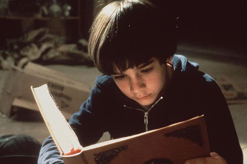 Der kleine Bastian (Barret Oliver) wird in der Schule gehänselt und flüchtet sich in die Lektüre eines geheimnisvollen Buches, das ihn in das Abenteuer seines Lebens entführen wird. Der kleine Bastian (Barret Oliver) wird in der Schule gehänselt und flüchtet sich in die Lektüre eines geheimnisvollen Buches, das ihn in das Abenteuer seines Lebens entführen wird.