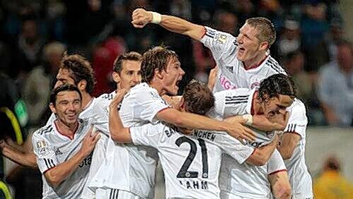 Inmitten seiner Kollegen und Freunde: Bastian Schweinsteiger beim Torjubel obenauf. Inmitten seiner Kollegen und Freunde: Bastian Schweinsteiger beim Torjubel obenauf.
