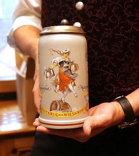 Dieser Maßkrug wird heuer unsere Wiesntage begleiten. &bdquo;O'zapft is!&ldquo; - nach diesem Motto kann das Oktoberfest jetzt losgehen. Und so sehen die Krüge aus den vergangenen Jahren aus: Einfach weiterklicken!