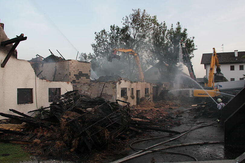 Aufräumarbeiten nach dem Mega-Brand in Heldenstein: Die Feuerwehr kann noch nicht aufatmen und kümmert sich um die Brandruine. Bei dem Feuer ist ein Schaden von etwa einer Million Euro entstanden.