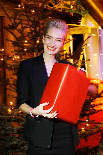 Was da wohl drin ist? Anika Scheibe, frühere Kandidatin bei "Das perfekte Model" (VOX) freut sich auf Weihnachten.