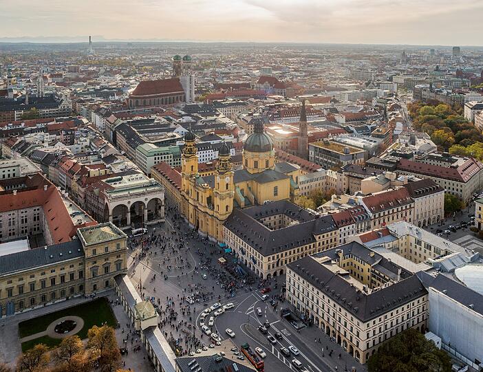 Im Gegenlicht: der Odeonsplatz