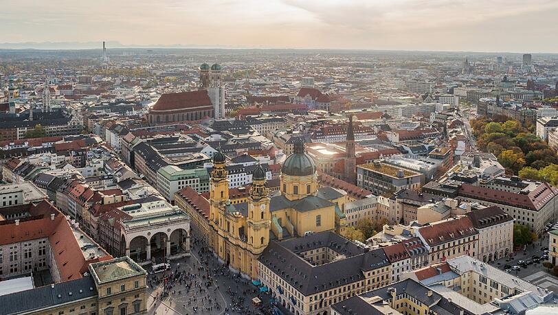 Im Gegenlicht: der Odeonsplatz