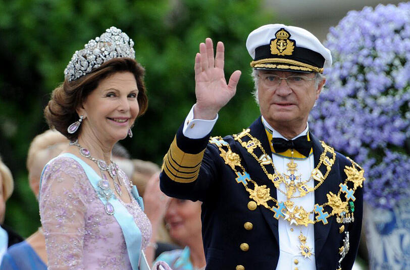 Seit über 40 Jahren ist er der König von Schweden: Carl Gustaf mit seiner Frau, Königin Silvia, die er 1972 in München während der Olympischen Spiele kennen- und liebengelernt hat. Am Geburtstag will er mit der Kutsche durch die Stadt fahren und sich bejubeln lassen.