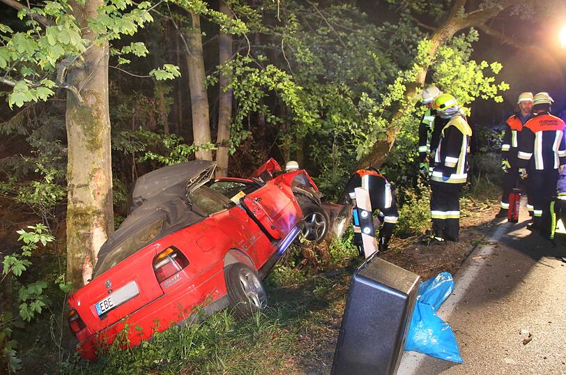 Ein mit vier Personen besetzter VW Cabrio wurde in der Nacht auf Freitag an einen Baum geschleudert. Die Bilder vom Einsatz.