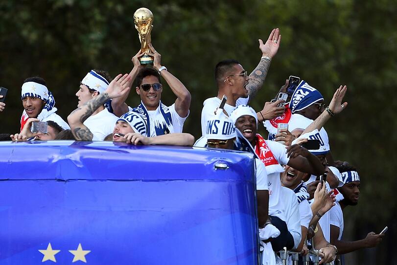 Hunderttausende feierten am Montag die Fußball-Weltmeister nach ihrer Ankunft auf den Pariser Champs-Élysées.