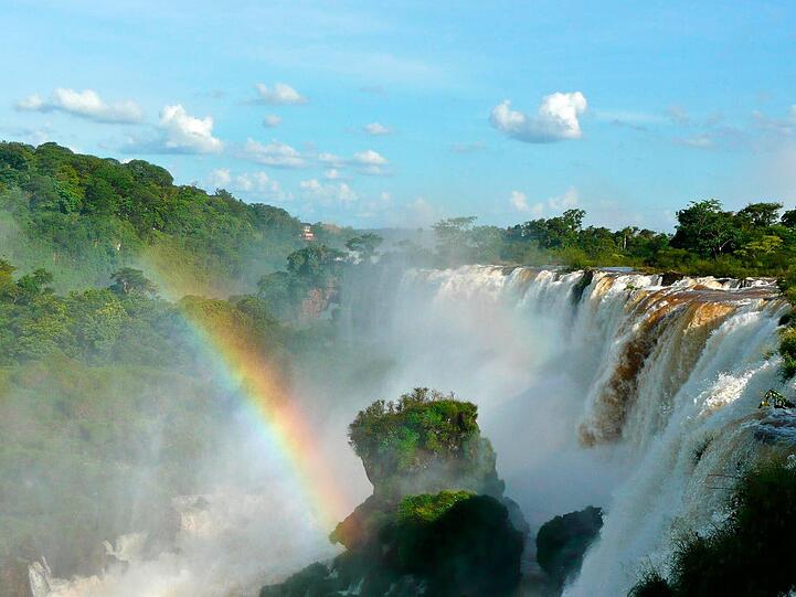 Schillernde Regenbögen schmücken die Iguazu-Fälle im Länderdreieck Brasilien, Argentinien und Paraguay