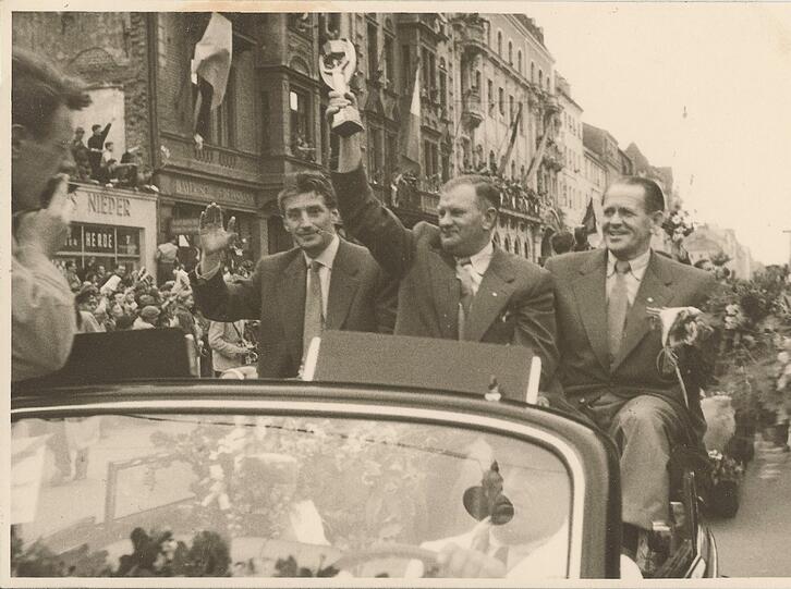 Die Weltmeister von 1954 lassen sich in München feiern, hier am Stiglmaierplatz.