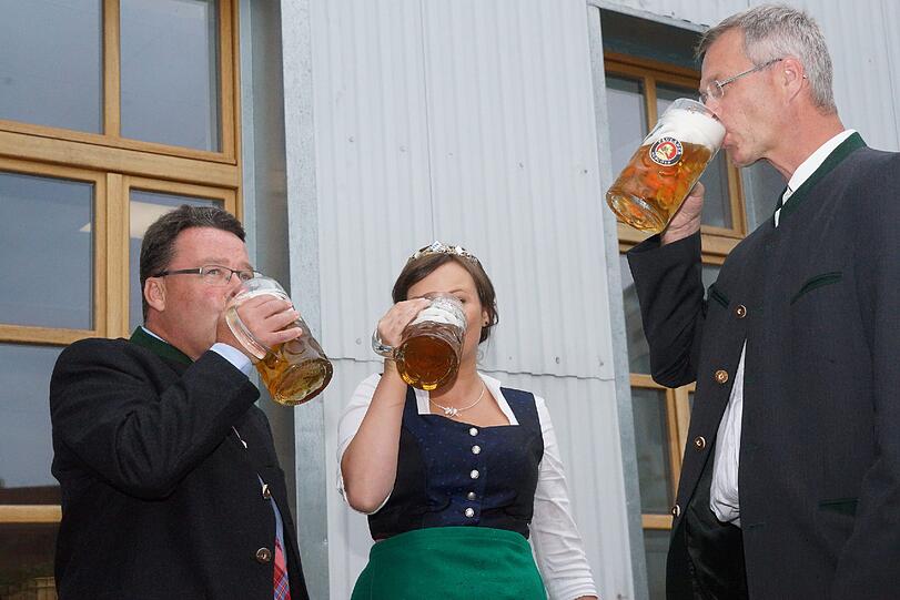 Feuerprobe bestanden. Sehen Sie hier, wie sich die neue Bierkönigin beim Anzapfen anstellte.