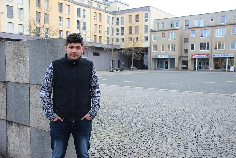 Ein Ort, an dem man sich aufhalten mag, schaut anders aus: Eine Mauer seines Supermarktes wird als WC genutzt, der Platz ist im Sommer zugemüllt, im Winter grau und trostlos. Rewe-Inhaber Serdar Kayacan (26) kämpft mit anderen Händlern für eine Verschönerung des Walter-Sedlmayr-Platzes.