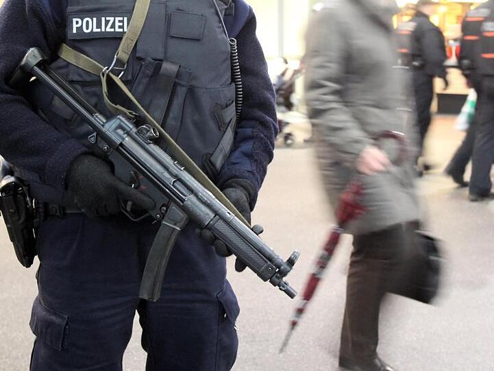 Ein bewaffneter Polizist mit Sicherheitsweste in einem Bahnhof: Die Terrorgefahr im Land ist weiter hoch.