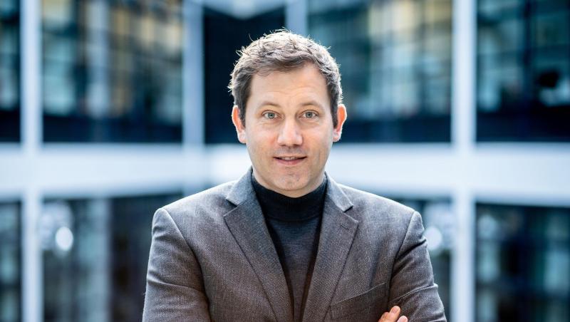 "Es wäre ein stärkeres Signal, wenn dieses Spiel verschoben worden wäre oder gar ausgefallen wäre", sagte SPD-Generalsekretär Lars Klingbeil.
