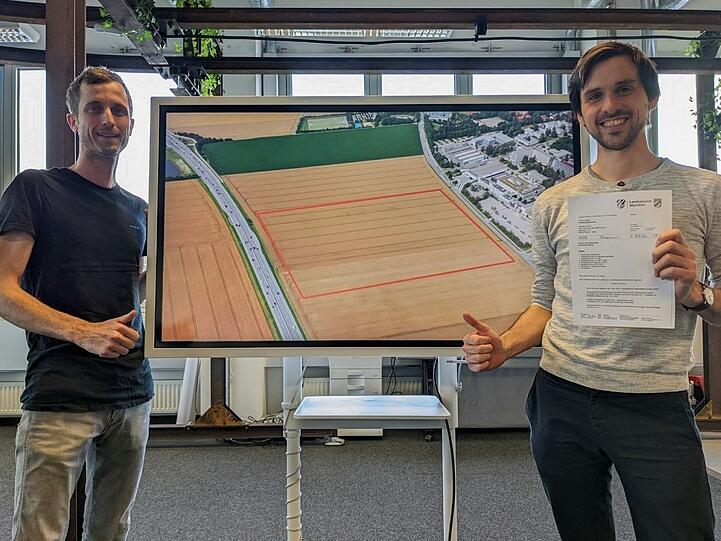 Zuerst wollen der Geschäftsführer Marc Schindler und sein Entwicklungsleiter Thomas Prey (l.) ihre Ottobahn auf einem Feld testen.