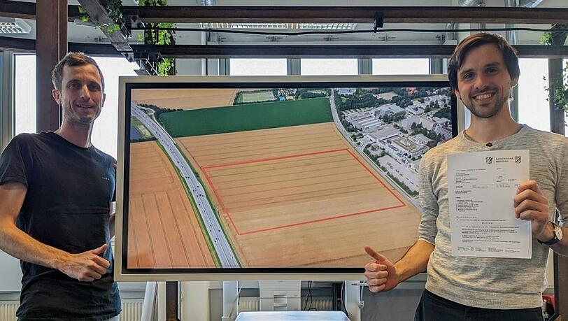 Zuerst wollen der Geschäftsführer Marc Schindler und sein Entwicklungsleiter Thomas Prey (l.) ihre Ottobahn auf einem Feld testen. Zuerst wollen der Geschäftsführer Marc Schindler und sein Entwicklungsleiter Thomas Prey (l.) ihre Ottobahn auf einem Feld testen.