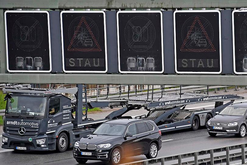 Erhebliche Verkehrsbehinderungen: Für Bergungs- und Reinigungsarbeiten war die Fahrbahn eine Stunde lang komplett gesperrt.