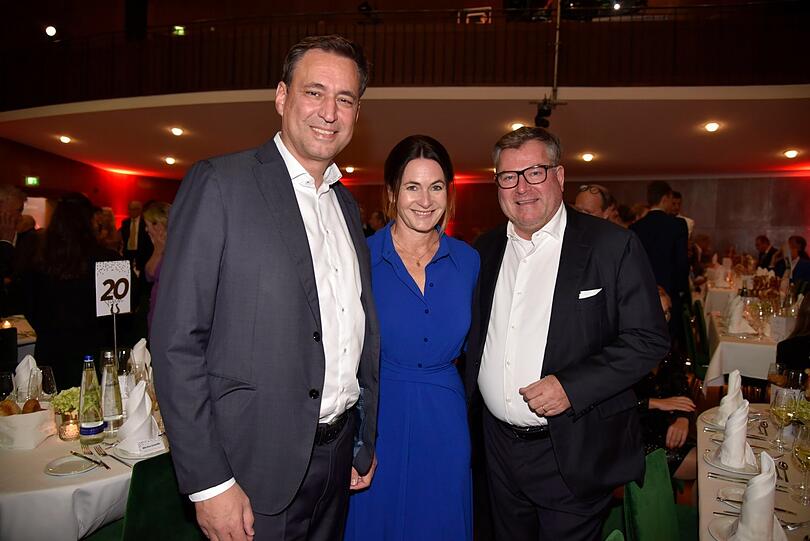 Justizminister Georg Eisenreich (l.) zusammen mit Natalie Schmid vom Verein Münchner für Münchner und ihrem Mann Josef Schmid.