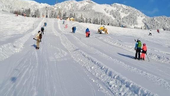Viel Schnee und erste Fahrer am Sudelfeld. Viel Schnee und erste Fahrer am Sudelfeld.
