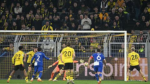 Dortmund-Verteidiger Mats Hummels (verdeckt) brachte Atlético mit einem Eigentor zurück ins Spiel.