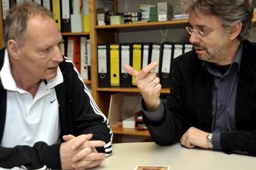 Klaus E. muss völlig neu lernen, Sätze zu bilden.